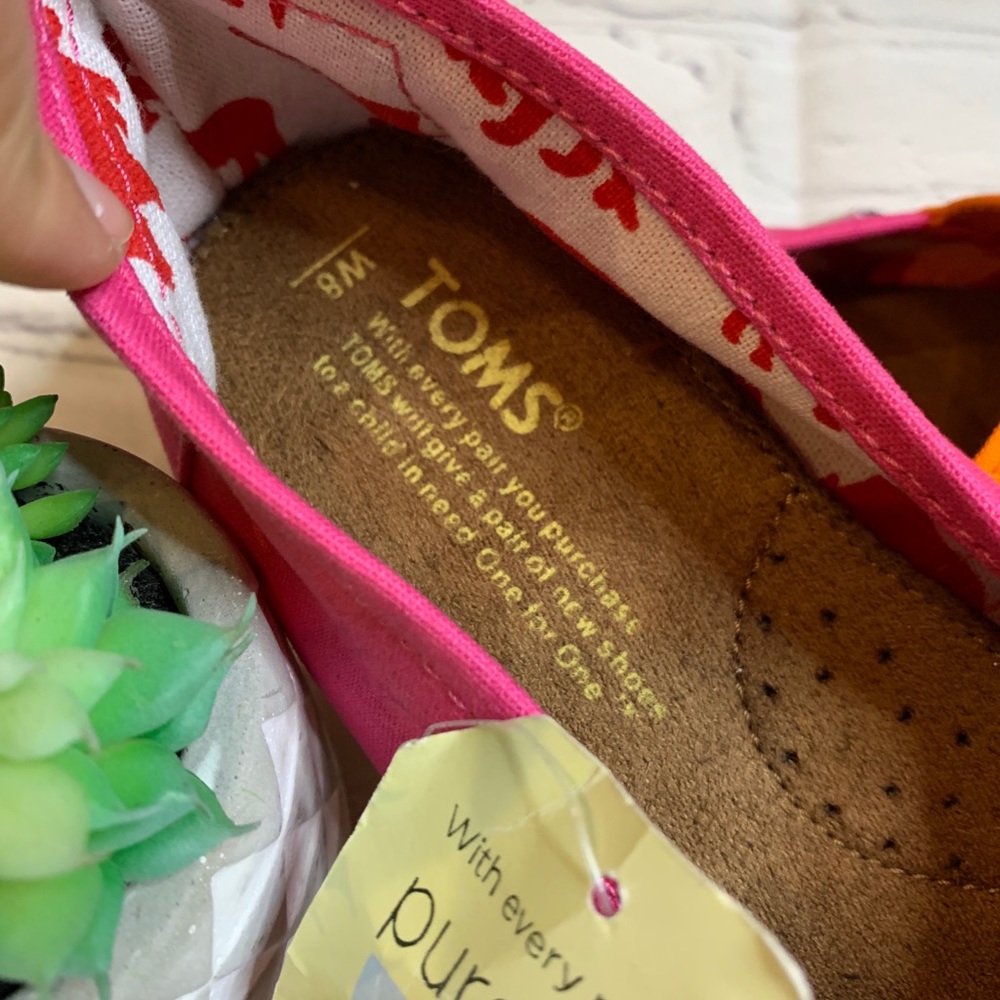 *SOLD* TOMS slip on shoes NWT - Picture 4 of 8